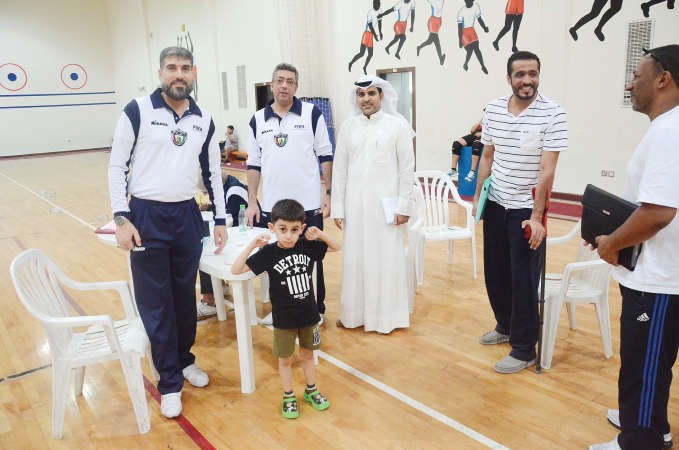 الحكمان عبدالله عبد الرضا وفاضل البناي مع مراقب المباراة احمد العنيزان ﻿