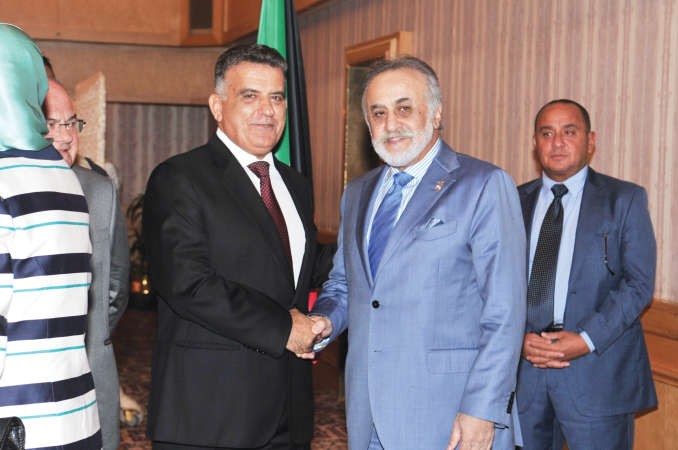 اللواء ابراهيم مصافحا الحاج حسان حوحو