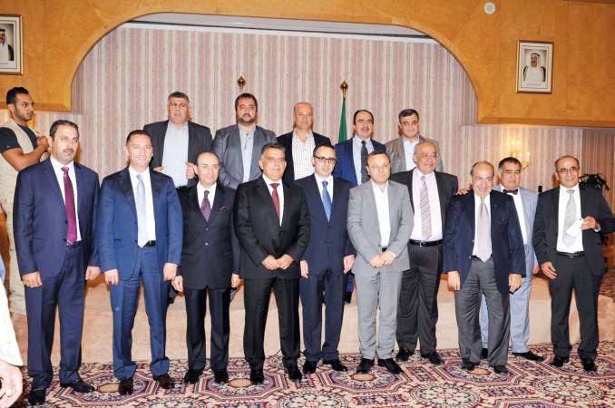 اللواء عباس ابراهيم وحسن حجيج يتوسطان عددا من ابناء الجالية 
