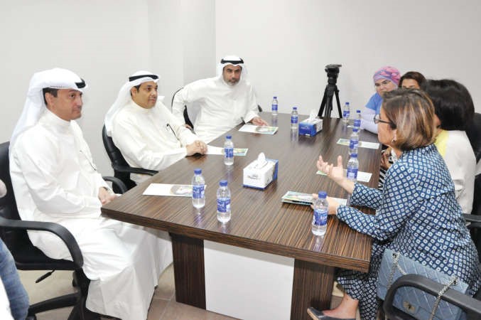 الوزير يعقوب الصانع يستمع الى شرح حول عمل المركز﻿