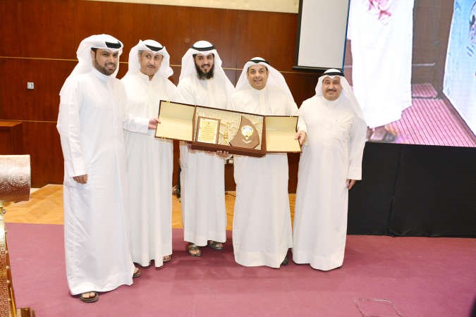 درع تكريمية للوزير الصانع ﻿