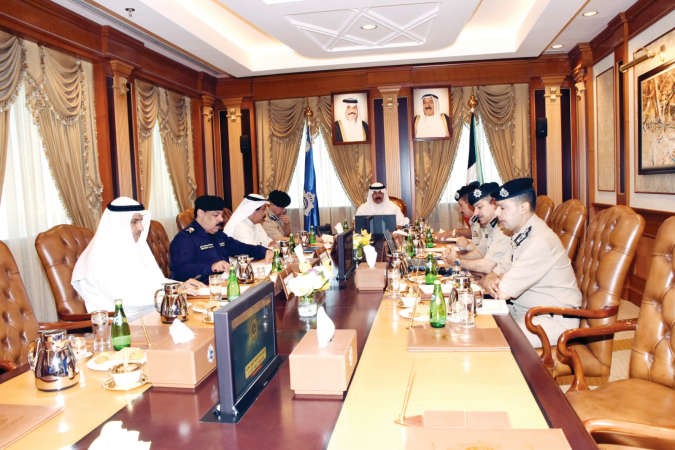 الشيخ محمد الخالد خلال اجتماعه مع فريق العمليات الميدانية بحضور الفريق سليمان الفهد﻿