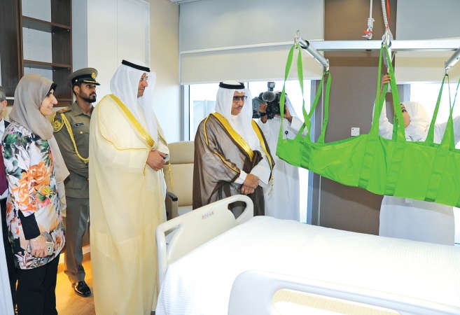 سمو رئيس الوزراء خلال جولة داخل المستشفى 