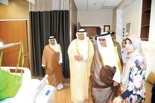 سمو رئيس الوزراء الشيخ جابر المبارك ودعلي العبيدي يتفقدان مستشفى الرازي الجديد قاسم باشا