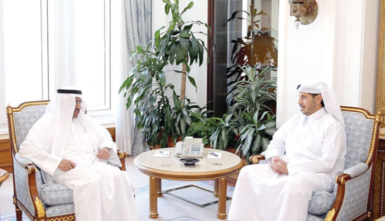 الشيخ عبدالله بن ناصر بن خليفة خلال لقائه المستشار ضرار العسعوسي ﻿