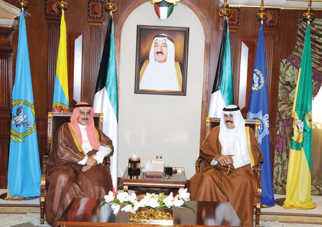  سمو ولي العهد الشيخ نواف الاحمد مستقبلا الشيخ دابراهيم الدعيج ﻿