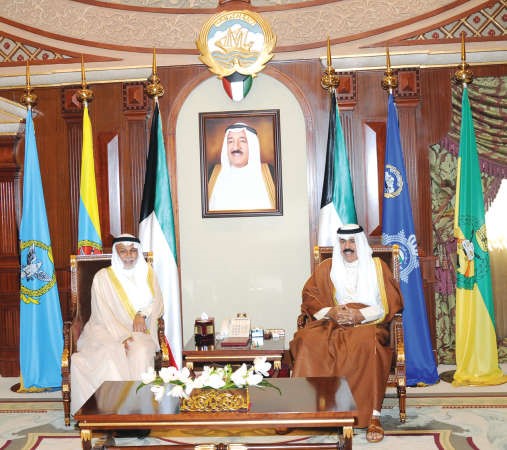  سمو ولي العهد الشيخ نواف الاحمد مستقبلا المستشار يوسف المطاوعة﻿