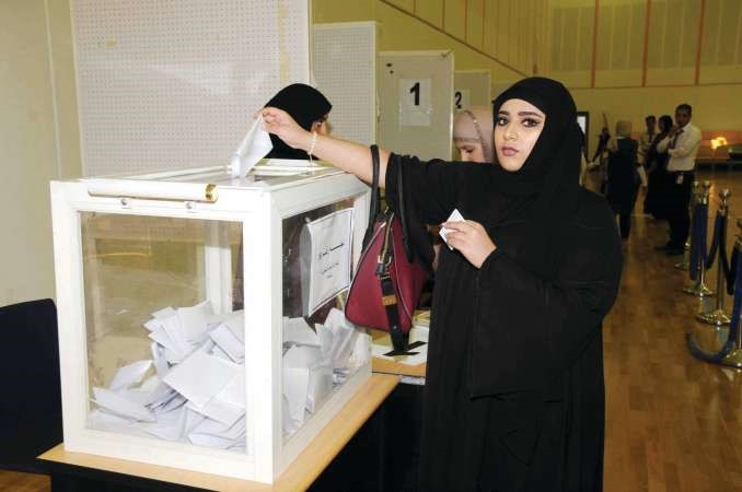 احدى الطالبات تدلي بصوتها ﻿