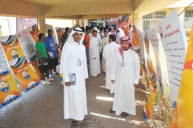طلاب كلية الدراسات التكنولوجية يستعدون للاقتراع صباحا ﻿