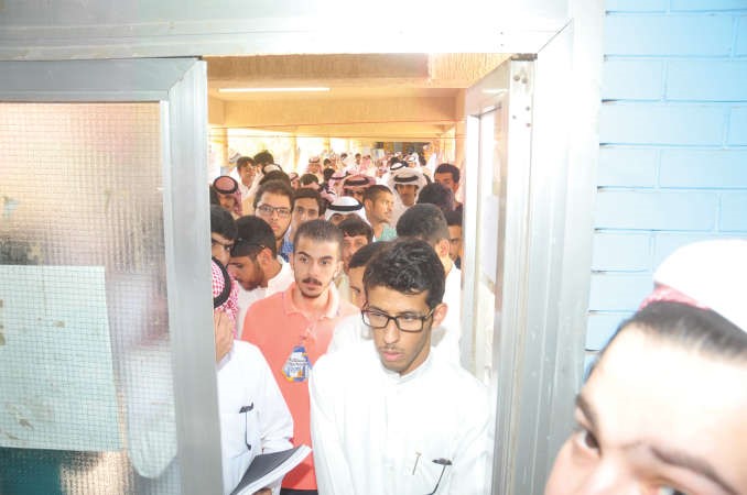 ازدحام قبل الاقتراع في كلية الدراسات التكنولوجية﻿