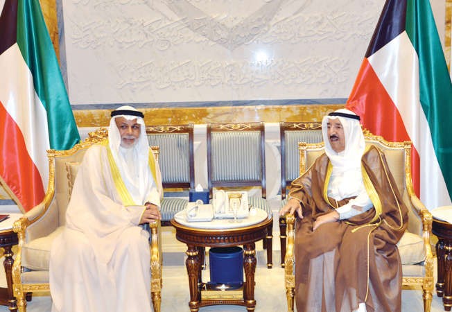 صاحب السمو الامير الشيخ صباح الاحمد مستقبلا المستشار يوسف المطاوعة﻿