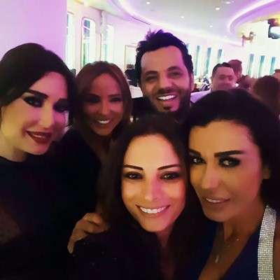 سيلفي يجمع يجمع سيرين ونادين ونيشان وعدد من الحضور خلال الحفل