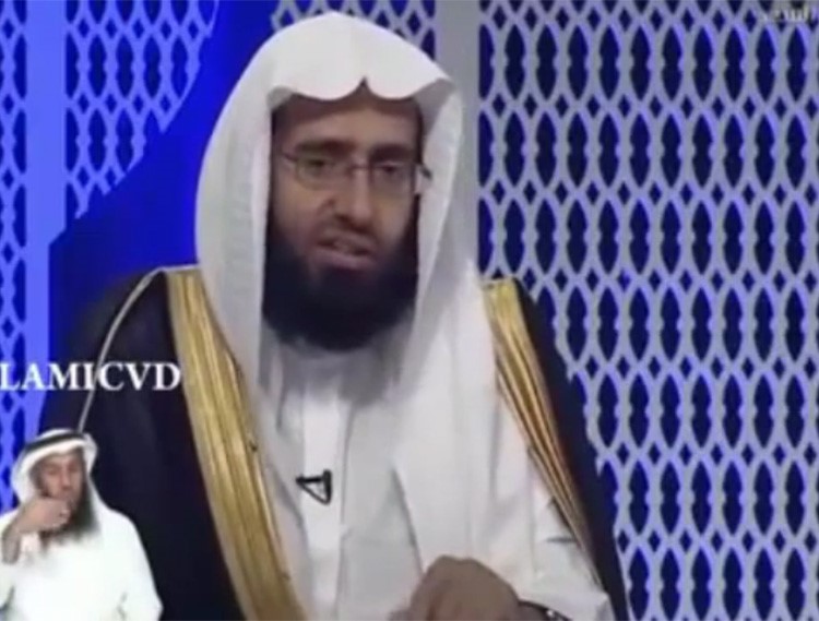 بالفيديو.. رد فعل الداعية السعودي الفوزان على مسافر عربي بصق عليه وهو يصلي