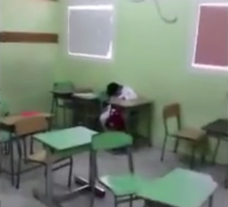 بالفيديو.. معلم خليجي يوقظ تلميذين نائمين بالفصل بطريقة اثارت الجدل 