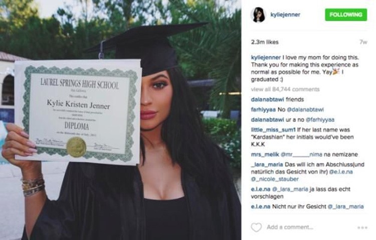 نجمة تلفزيون الواقع Kylie Jenner تحمل شهادة تخرجها