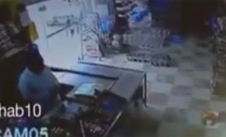 بالفيديو.. نجاة طفل في السعودية بأعجوبة من سيارة اقتحمت سوبر ماركت بطريقة مروعة