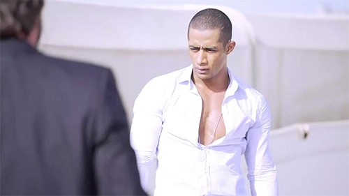 محمد رمضان طارد رامز جلال بعصبية شديدة بعد اكتشافه للفخ الذي وقع فيه وقام بركله بكل عنف وهو ما تسبب في اصابة عنيفة للفنان رامز جلال علق عليها قائلابوز جزمه محمد رمضان تحس انه كان لابس شنيور في رجله
