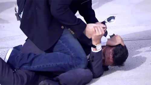 النجم عاصي الحلاني اصيب بصدمة جراء المقلب الساخن الذي تعرض له في برنامج رامز واكل الجو لكن الحلاني انتقم لنفسه من رامز وقام بتلقينه علقة ساخنة