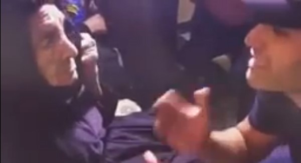 بالفيديو.. «أحمد السقا» يطلب من سيدة عجوز الدعاء له 