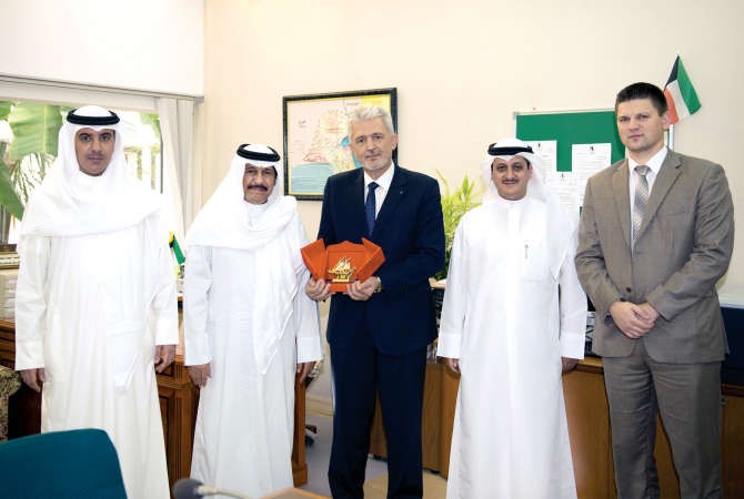 حمد الهرشاني خلال استقباله السفير الاوكراني بحضور فارس العتيبي وماضي الهاجري