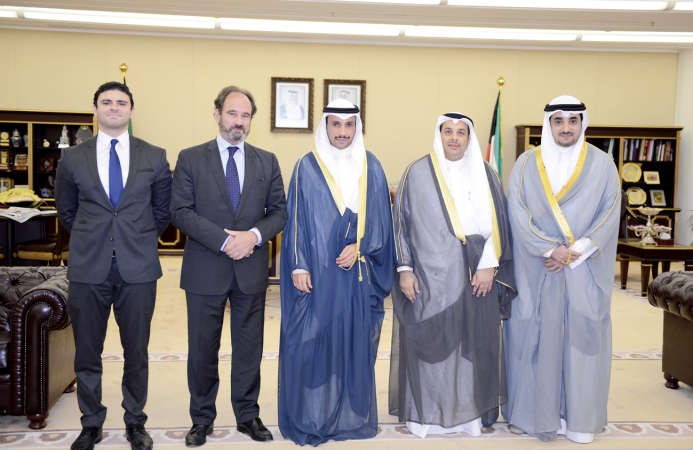 رئيس مجلس الامة مرزوق الغانم مستقبلا الامين العام للمحكمة الدولية بحضور وزير العدل يعقوب الصانع