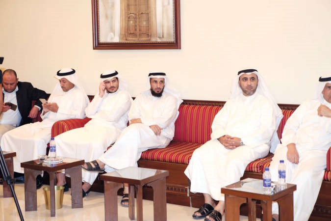 محمد الدلال مع بعض الحضور في الندوة