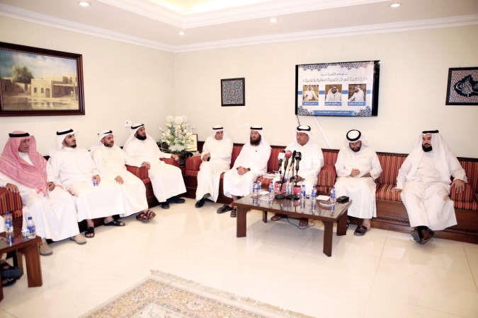 دجمعان الحربش وعبداللطيف العميري ودحمد المطر وخالد السلطان واحمد السعدون وفلاح الصواغ ودمحمد الكندري وبدر الداهوم واحمد الشريعان خلال الندوة