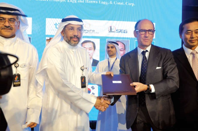 المطيري متبادلا احد العقود مع التحالفات العالمية الفائزة ﻿