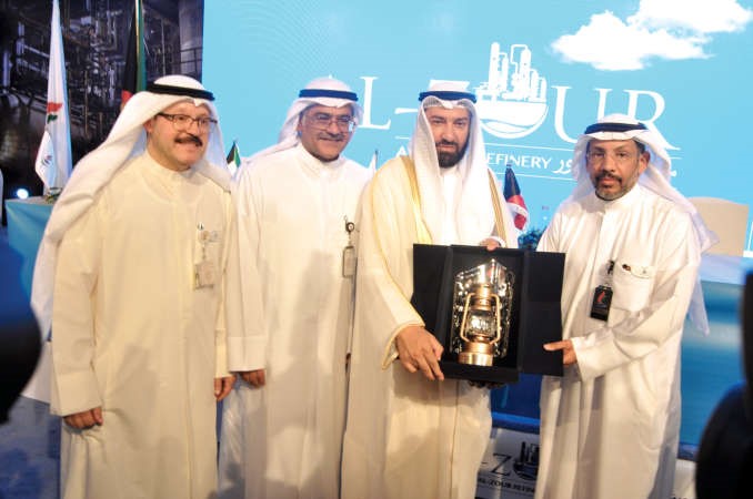 دعلي العمير متسلما درعا تكريمية من محمد المطيري وحاتم العوضي﻿