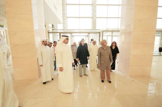 الغنيم تستمع الى شرح من مدير المشروع ممشعل العنزي﻿