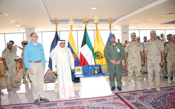 وزير الدفاع الشيخ خالد الجراح والفريق الركن محمد الخضر والفريق ركن عبدالله النواف واللواء ركن عبد الله الفودري والسفير الاميركي دوغلاس سيليمان وعدد من كبار الضباط