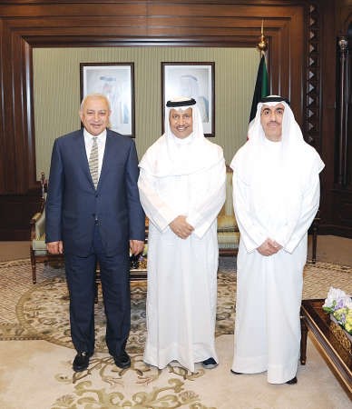 سمو رئيس الوزراء الشيخ جابر المبارك مستقبلا د بدر العيسى ودحسين الانصاري﻿