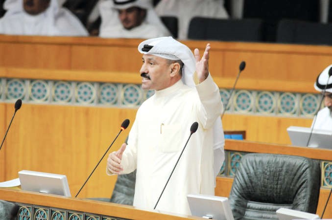 محمد طنا متحدثا في احدى جلسات مجلس الامة