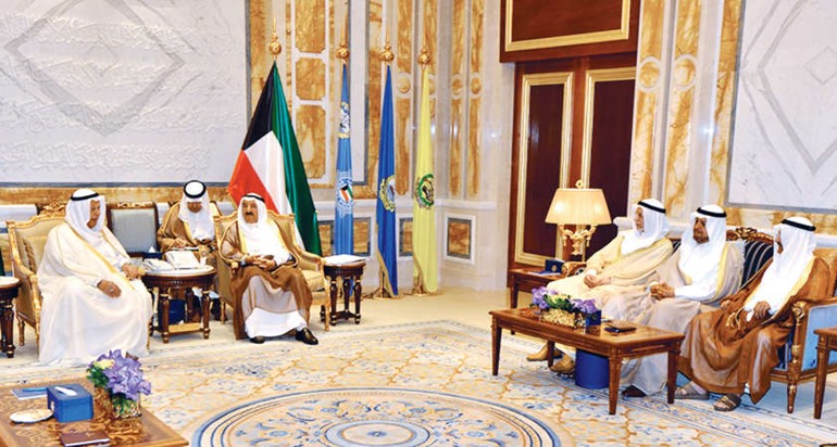 صاحب السمو الامير الشيخ صباح الاحمد مستقبلا عبدالمطلب الكاظمي وعبدالوهاب الوزان وعبدالهادي الصالح وعيسى المزيدي 
