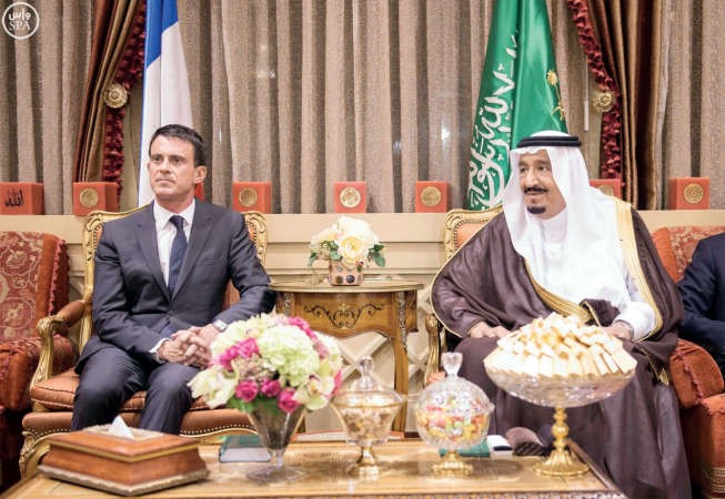 خادم الحرمين الشريفين الملك سلمان بن عبد العزيز مجتمعا برئيس الحكومة الفرنسي مانويل فالس	 واس﻿