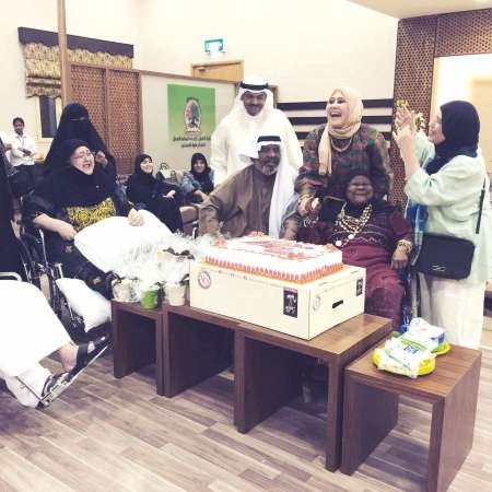 عدد من اعضاء اللجنة الاجتماعية لرئيس مجلس الامة مع عدد من المسنين بالمركز