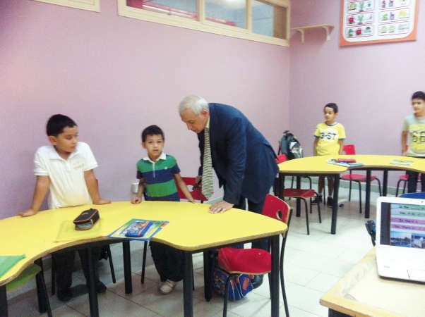 الوزير محاورا احد الطلبة ﻿