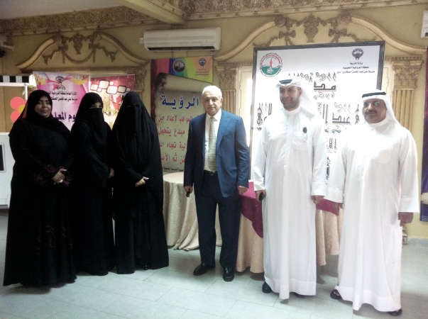 دبدر العيسى مع مدير عام منطقة الفروانية التعليمية والادارة المدرسية﻿
