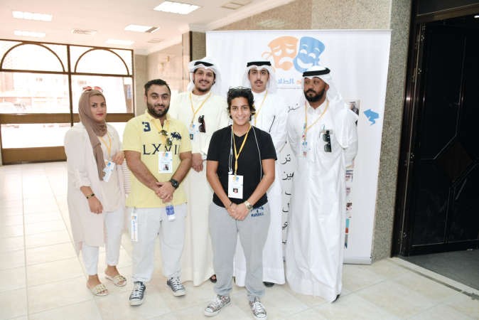 عدد من اعضاء وعضوات قائمة الاتحاد الطلابي يتوسطهم رئيس القائمة يوسف سليمان﻿