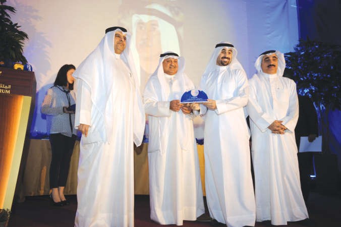 اسرة الراحل جاسم المطوع تتسلم الدرع التكريمية﻿