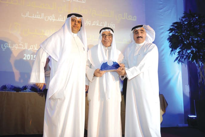 الاعلامي يوسف احمد الشهاب يتسلم درعه التذكارية﻿