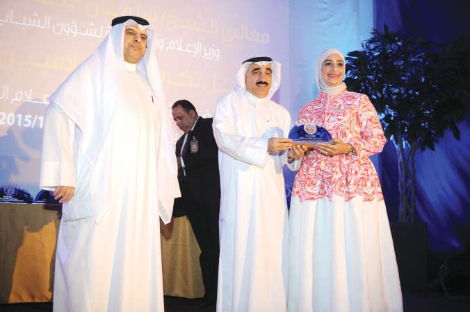 الزميلة وفاء رمضان من كونا تتلقى تكريمها﻿