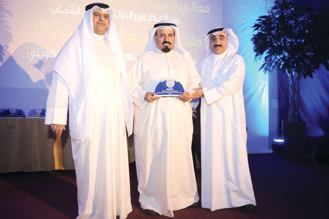 الزميل بداح العنزي يتلقى تكريمه من الزميلين يوسف مصطفى وماضي الخميس﻿