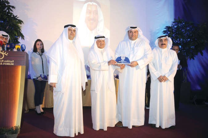 الزميل عبدالرحمن العليان يتسلم تكريم الراحل يوسف العليان﻿