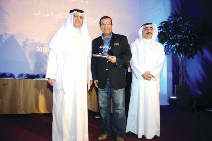 مستشار الادارة العامة في الانباء الزميل حسام فتحي يتلقى تكريمه من الزميلين يوسف مصطفى وماضي الخميس﻿