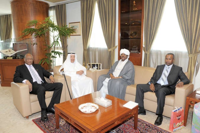 علي الغانم مستقبلا السفير السوداني