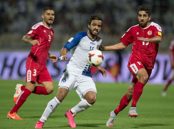 خالد عجب محاصرا بين مدافعي لبنان﻿