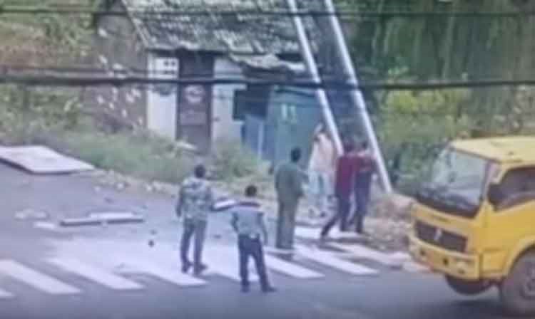 بالفيديو.. لحظة صعق 3 رجال أثناء نقلهم لوحة أسلاك ضغط عالٍ