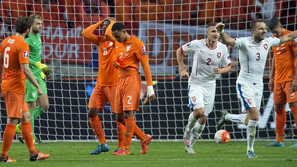 بالصور.. حسرة فان بيرسي ورفاقه بعد الخروج المهين في تصفيات اليورو 