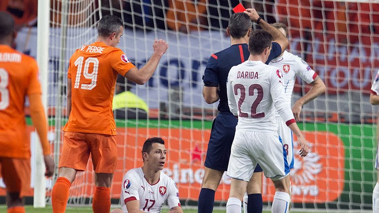 بالصور.. حسرة فان بيرسي ورفاقه بعد الخروج المهين في تصفيات اليورو 